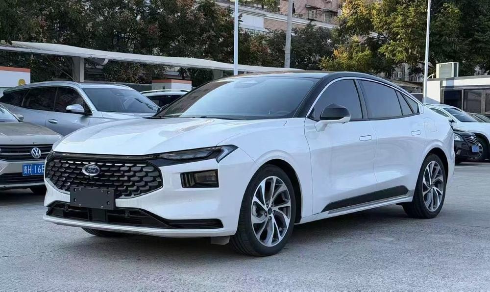 Ford Mondeo 2023 — фото автомобиля 1