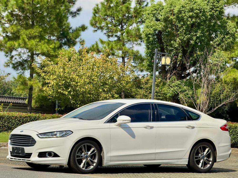 Ford Mondeo 2013 — фото автомобиля 1
