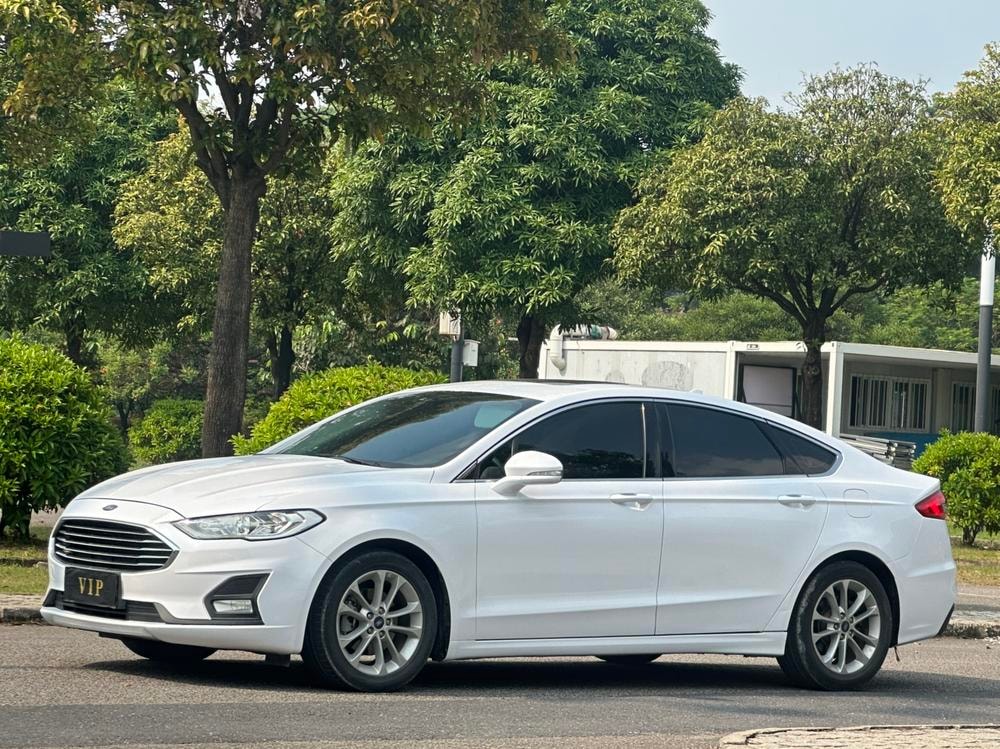 Ford Mondeo 2018 — фото автомобиля 1