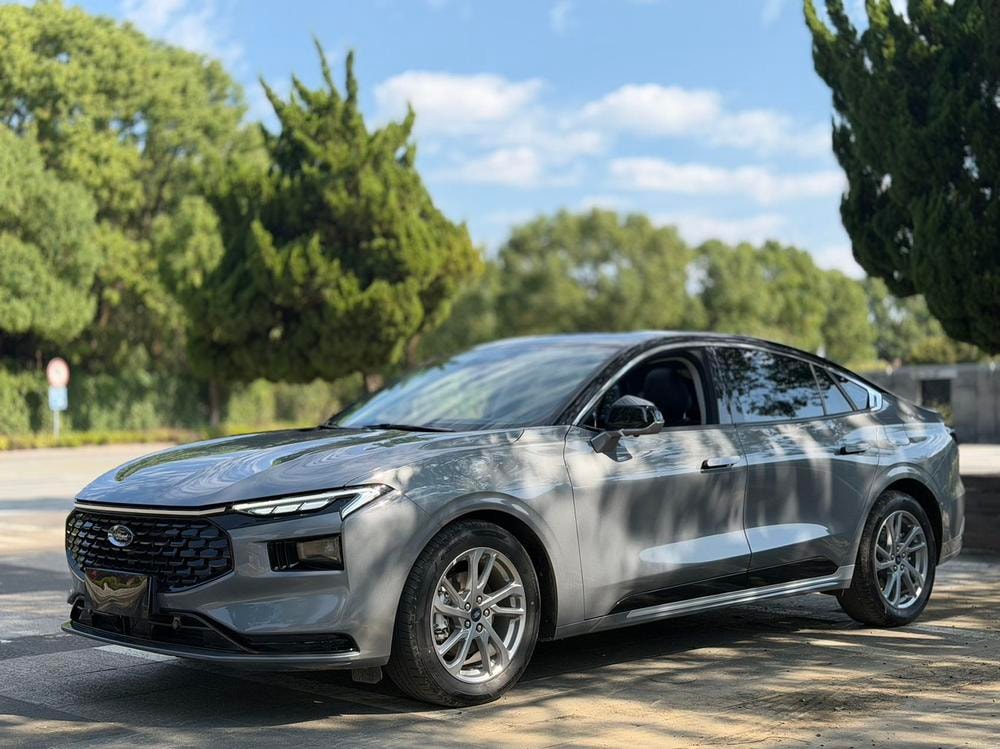 Ford Mondeo 2023 — фото автомобиля 1