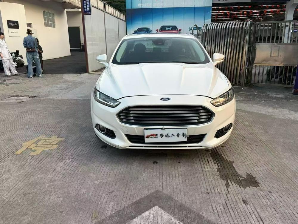 Ford Mondeo 2013 — фото автомобиля 1