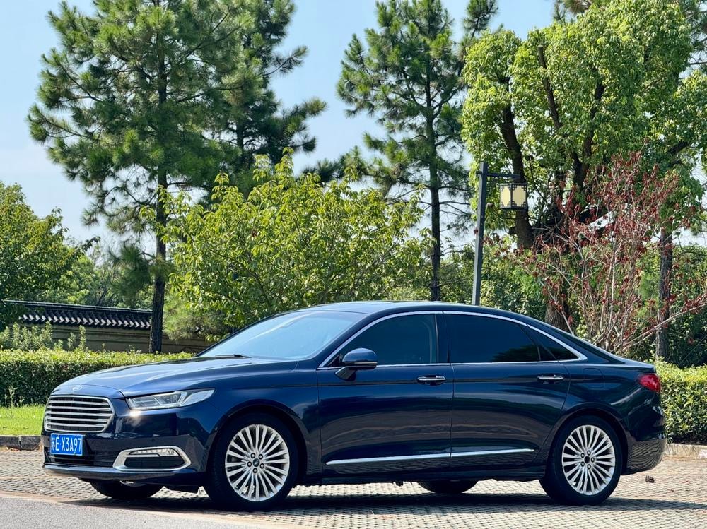 Ford Taurus 2015 — фото автомобиля