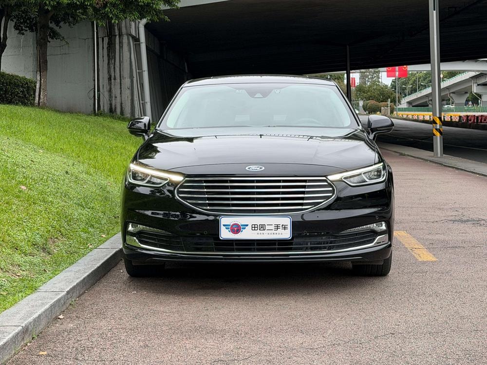 Ford Taurus 2019 — фото автомобиля 1