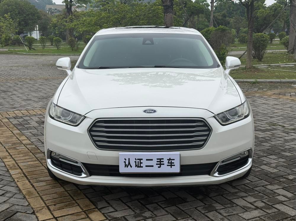 Ford Taurus 2015 — фото автомобиля