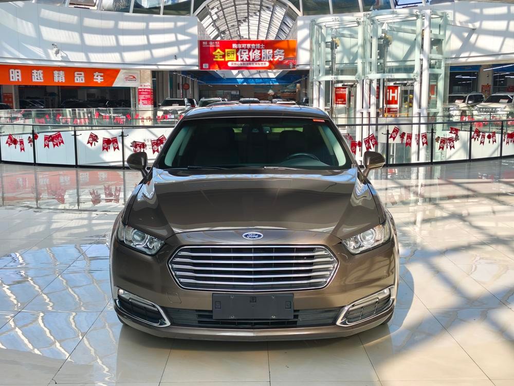 Ford Taurus 2015 — фото автомобиля
