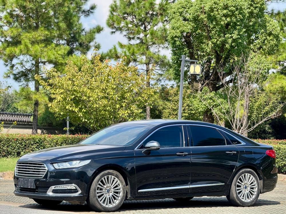 Ford Taurus 2015 — фото автомобиля 1