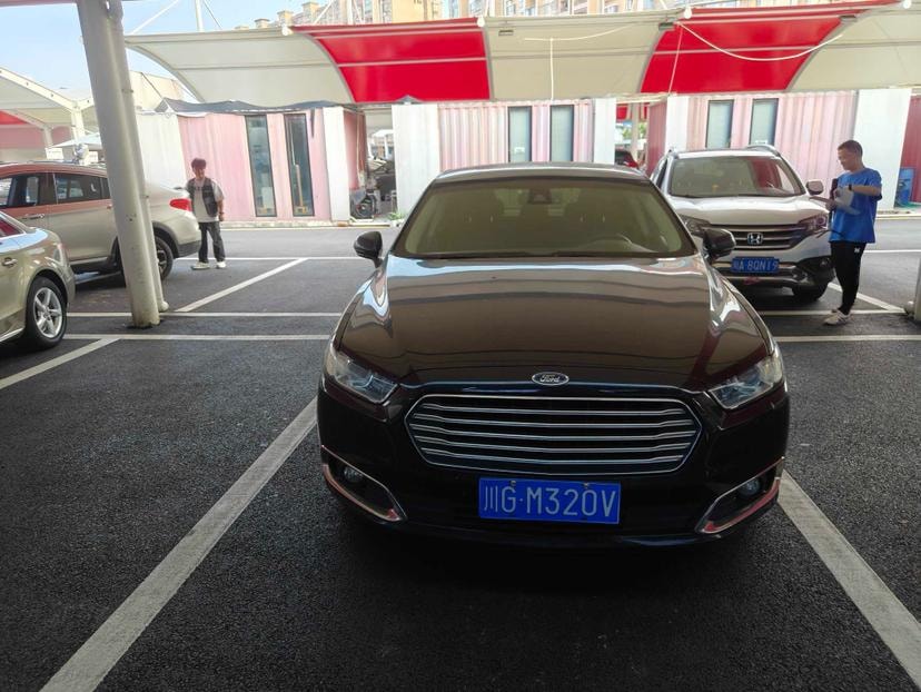 Ford Taurus 2017 — фото автомобиля