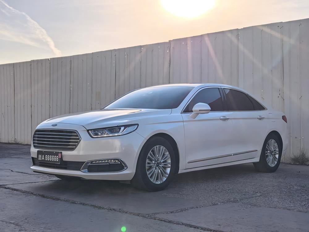 Ford Taurus 2015 — фото автомобиля