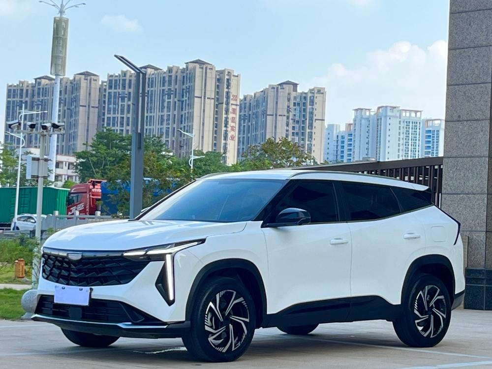 Geely Boyue 2023 — фото автомобиля 1