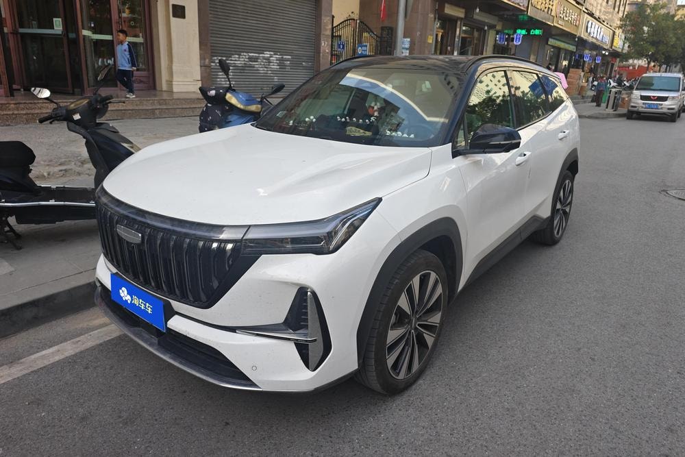 Geely Boyue L 2025 — фото автомобиля 1