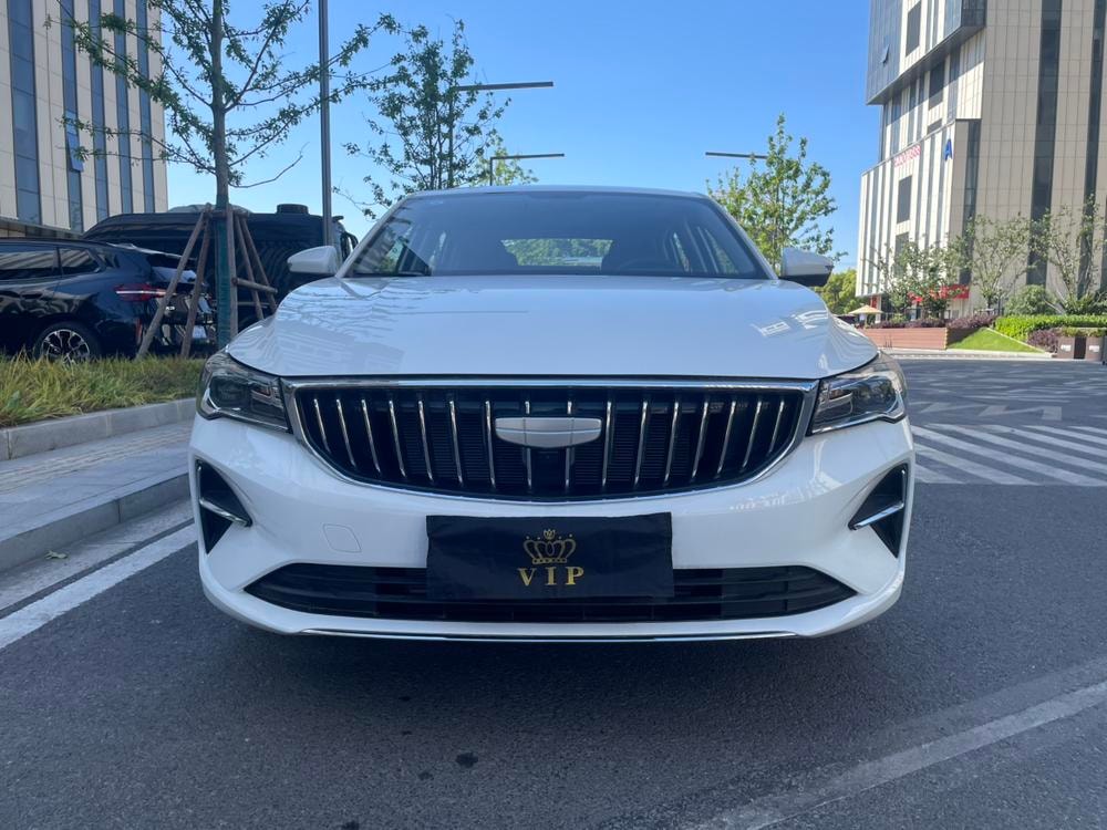 Geely Emgrand 2025 — фото автомобиля 1