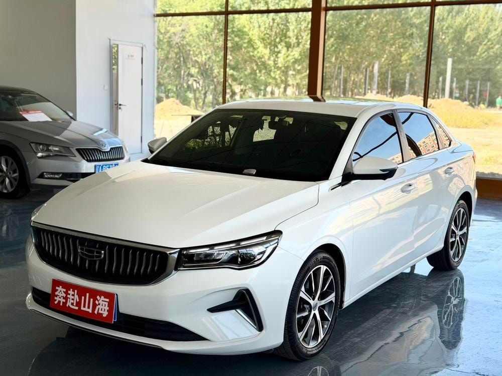 Geely Emgrand 2022 — фото автомобиля 1