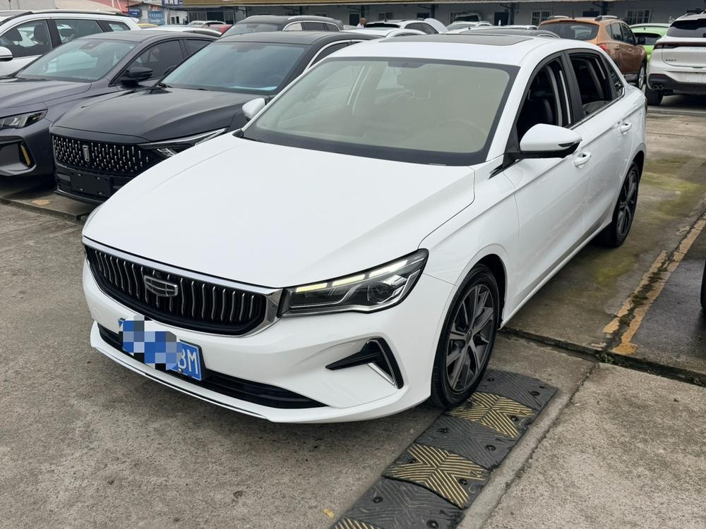 Geely Emgrand 2022 — фото автомобиля 1
