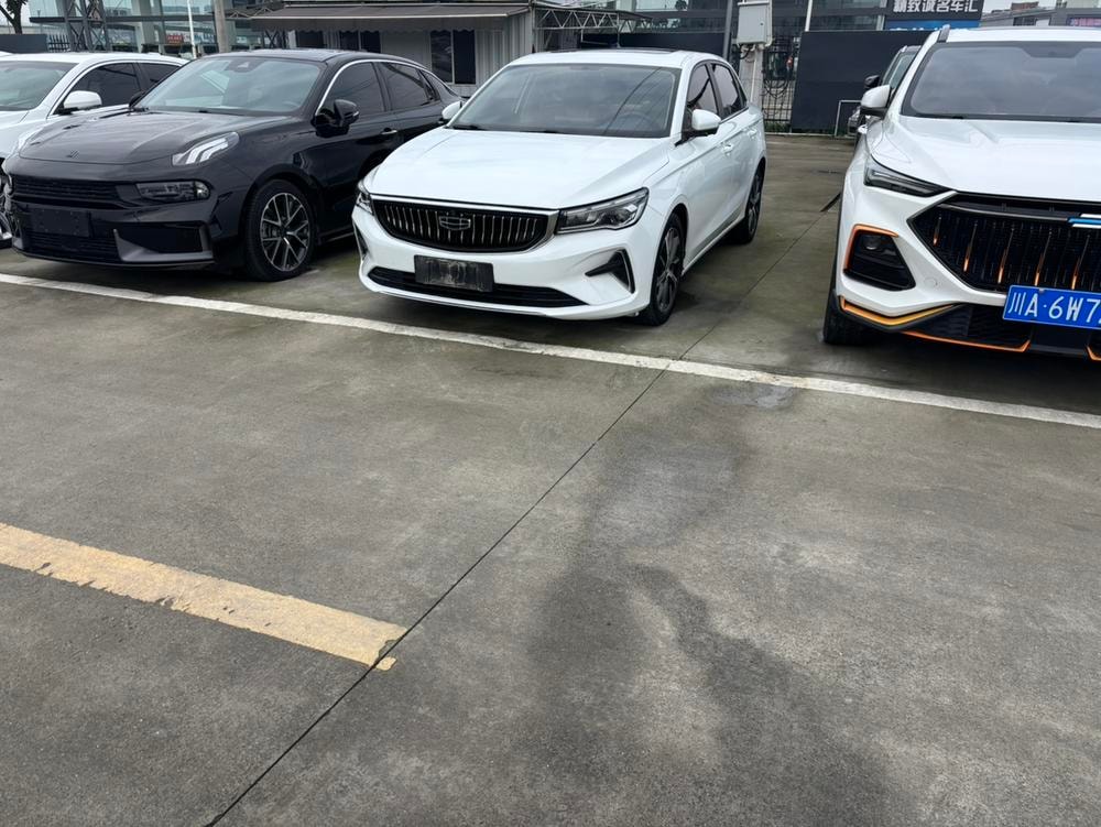 Geely Emgrand 2022 — фото автомобиля 1