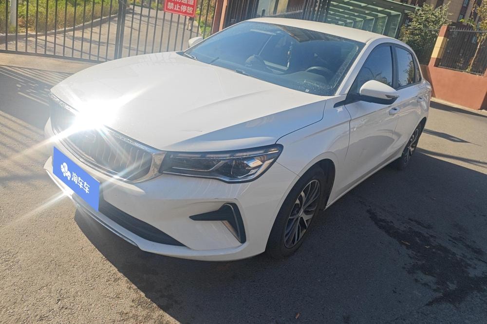 Geely Emgrand 2022 — фото автомобиля 1