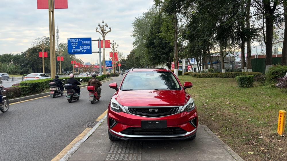 Geely Emgrand GS 2019 — фото автомобиля