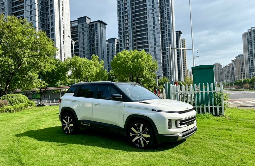 Geely ICON 2023 — фото автомобиля 1