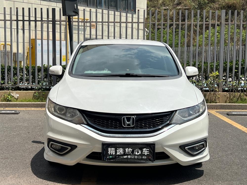 Honda Jade 2016 — фото автомобиля