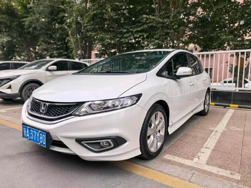Honda Jade 2016 — фото автомобиля