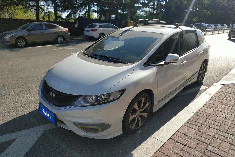 Honda Jade 2016 — фото автомобиля