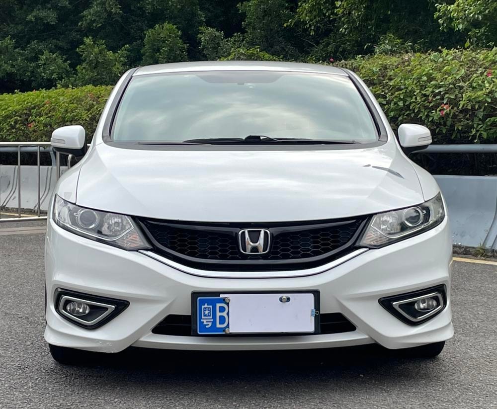 Honda Jade 2016 — фото автомобиля