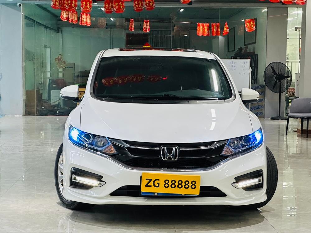 Honda Jade 2017 — фото автомобиля