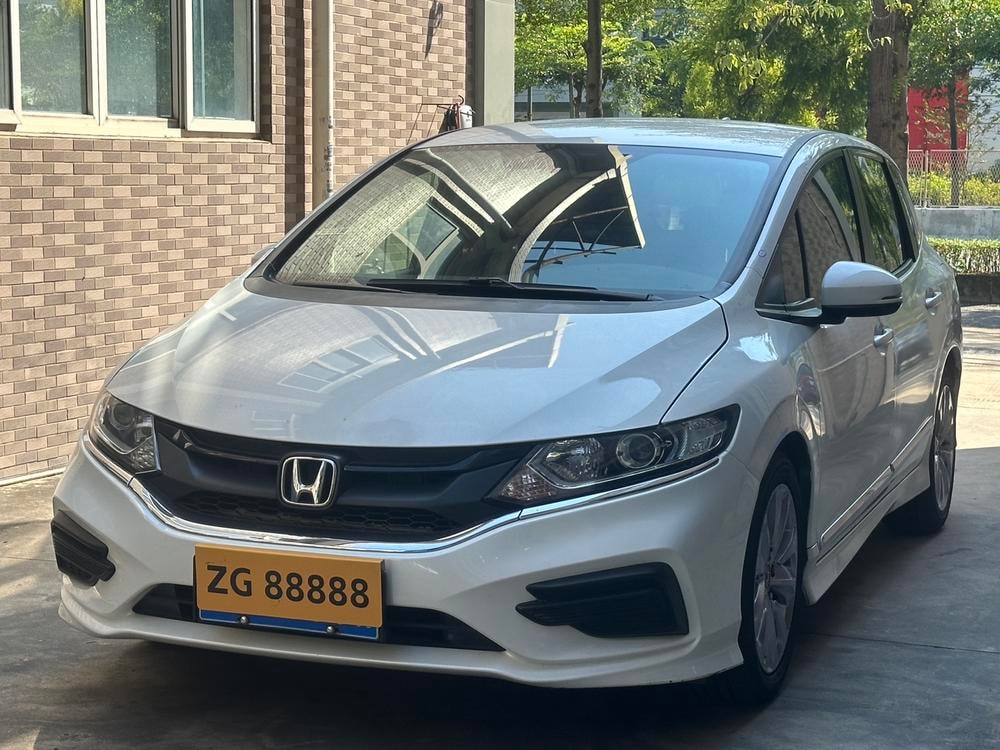 Honda Jade 2017 — фото автомобиля