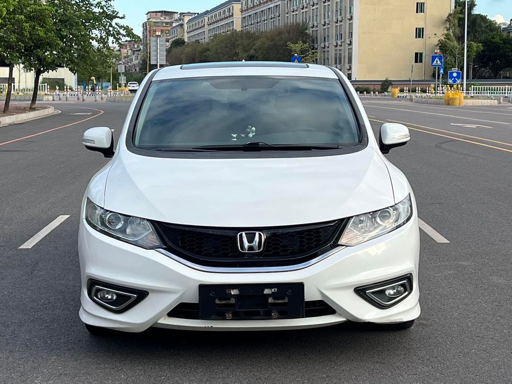 Honda Jade 2016 — фото автомобиля