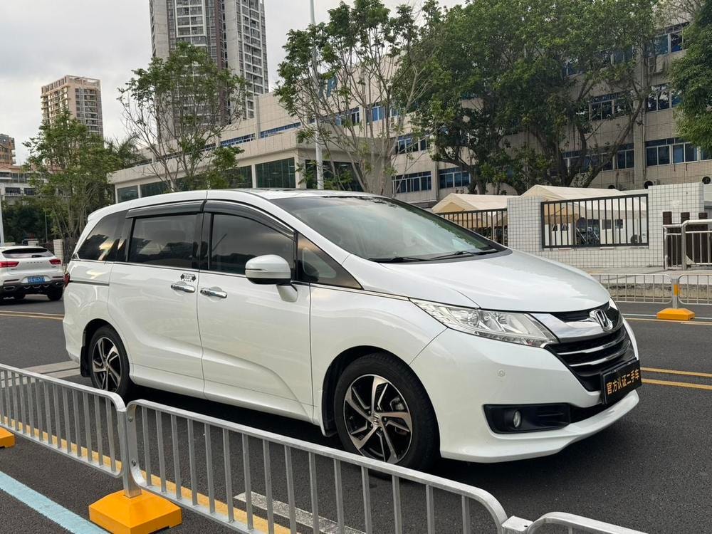 Honda Odyssey 2017 — фото автомобиля 1
