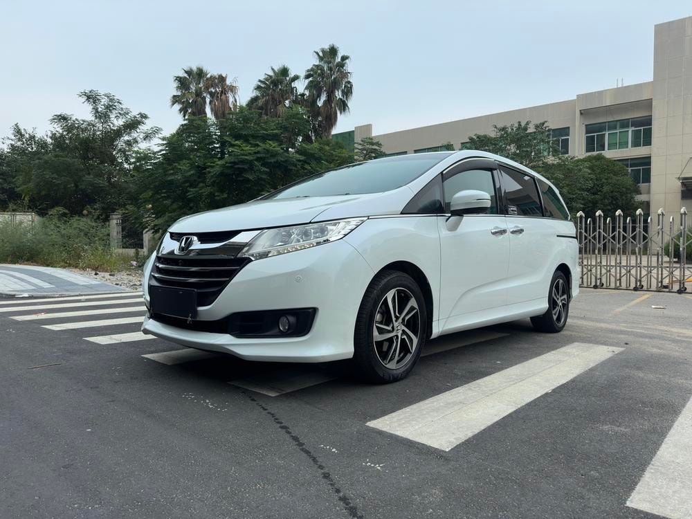 Honda Odyssey 2017 — фото автомобиля 1