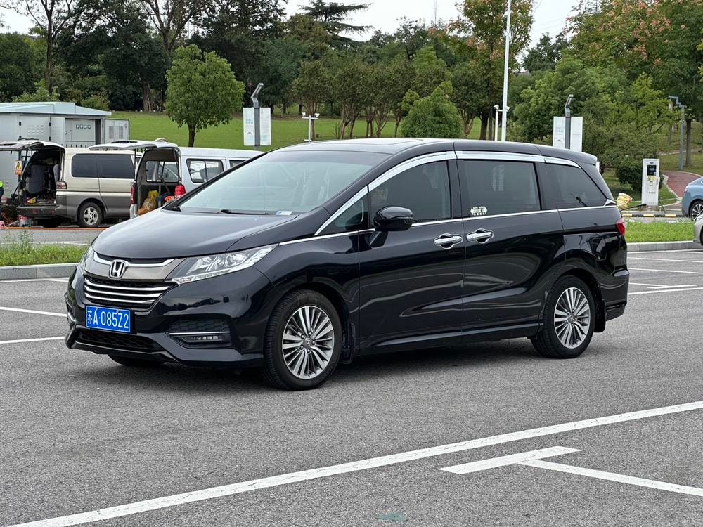 Honda Odyssey 2018 — фото автомобиля 1