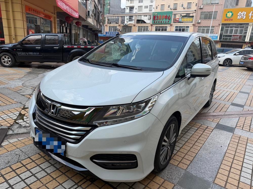 Honda Odyssey 2018 — фото автомобиля 1