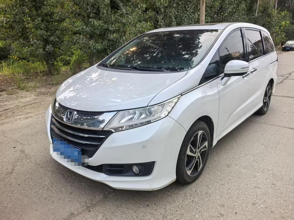 Honda Odyssey 2015 — фото автомобиля 1
