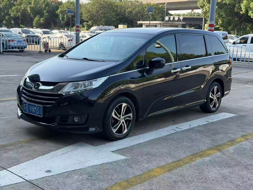Honda Odyssey 2017 — фото автомобиля 1