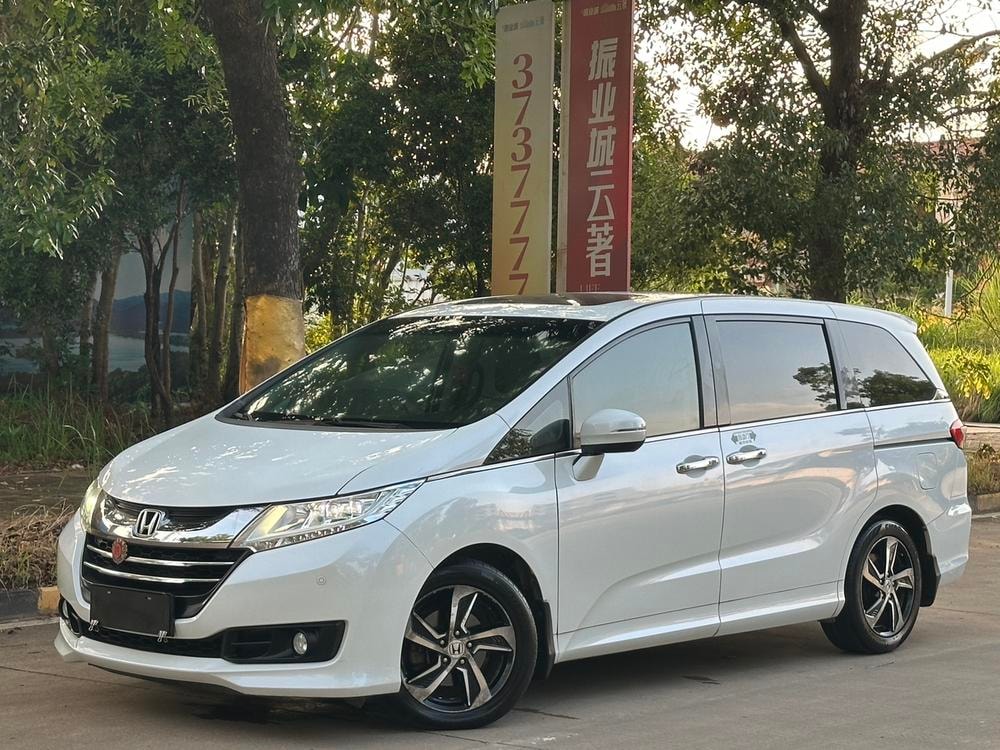 Honda Odyssey 2015 — фото автомобиля 1