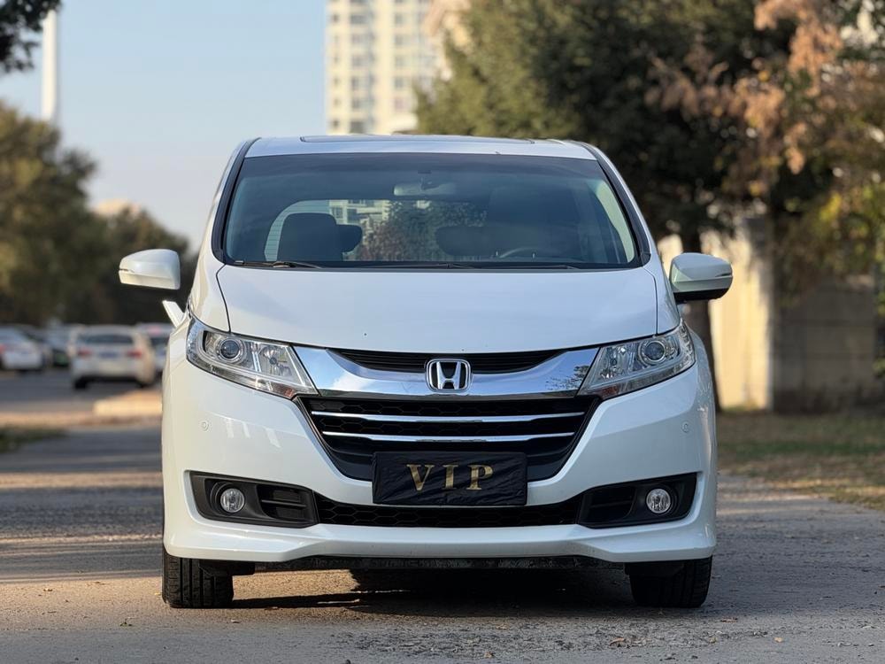 Honda Odyssey 2017 — фото автомобиля 1