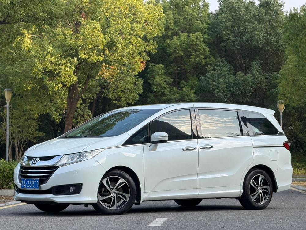 Honda Odyssey 2017 — фото автомобиля 1