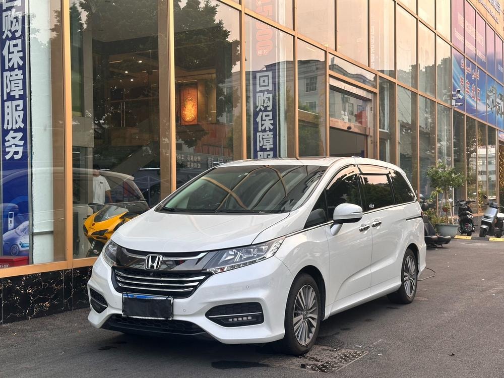 Honda Odyssey 2018 — фото автомобиля 1