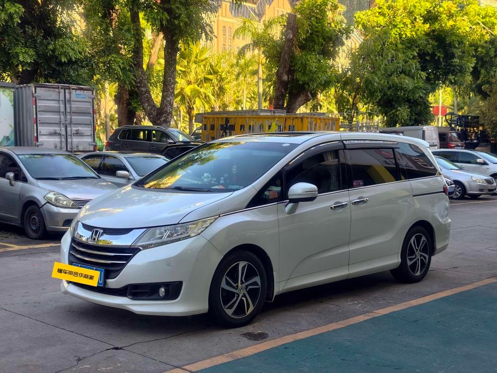 Honda Odyssey 2015 — фото автомобиля 1