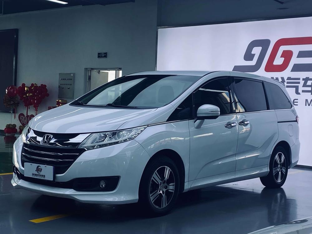 Honda Odyssey 2017 — фото автомобиля 1