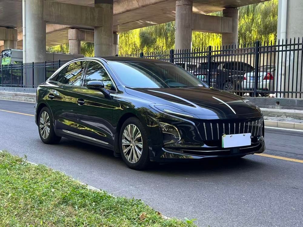 Hongqi E-QM5 2023 — фото автомобиля 1