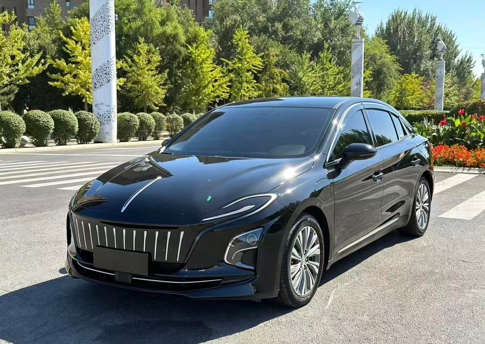 Hongqi E-QM5 2025 — фото автомобиля