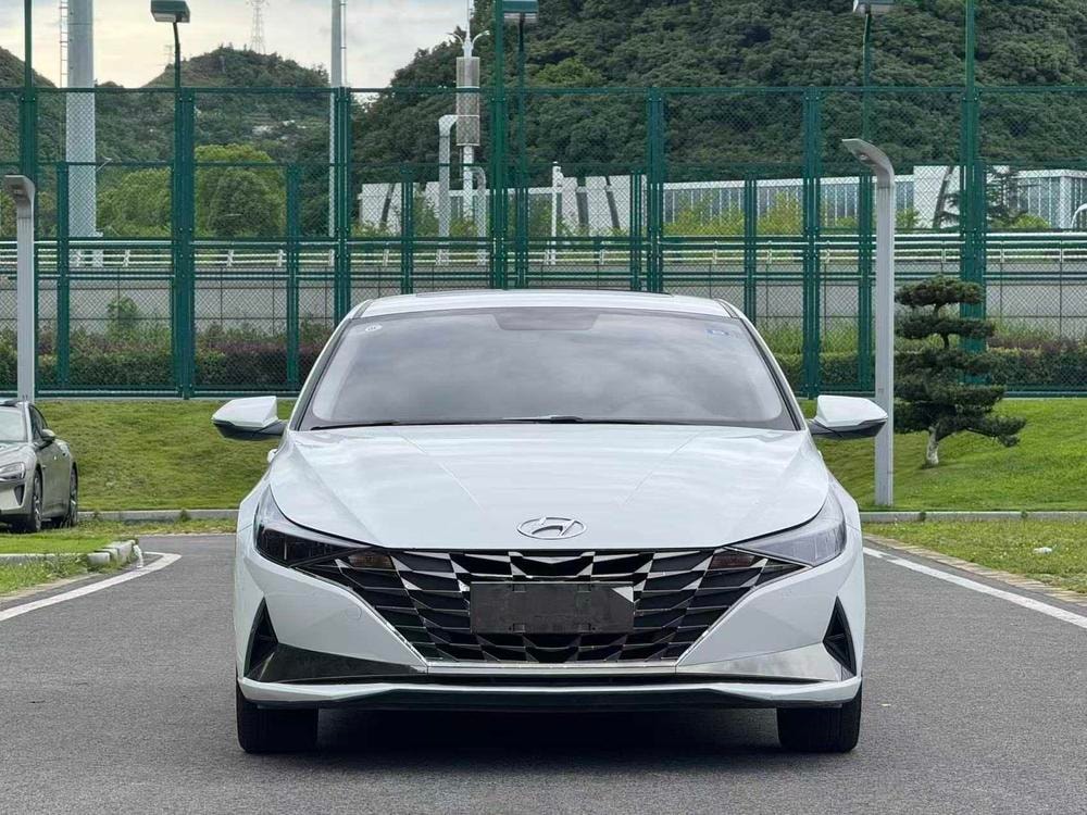 Hyundai Elantra 2022 — фото автомобиля 1