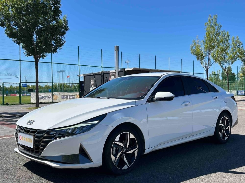 Hyundai Elantra 2022 — фото автомобиля 1
