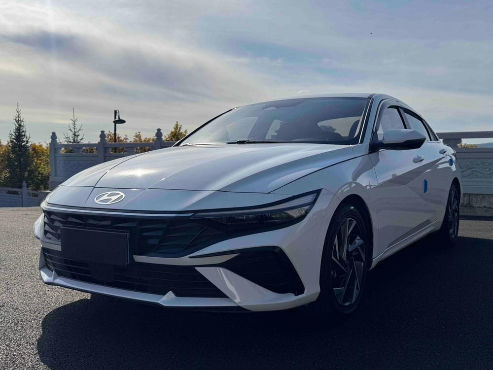 Hyundai Elantra 2023 — фото автомобиля