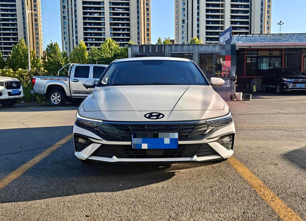 Hyundai Elantra 2023 — фото автомобиля 1