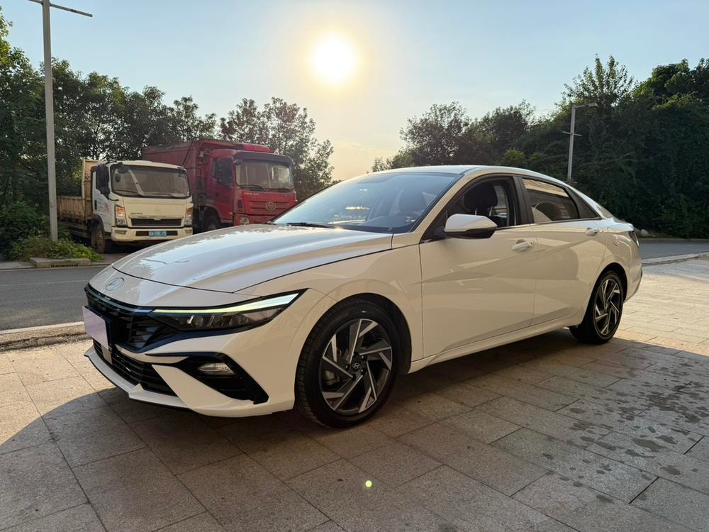 Hyundai Elantra 2023 — фото автомобиля