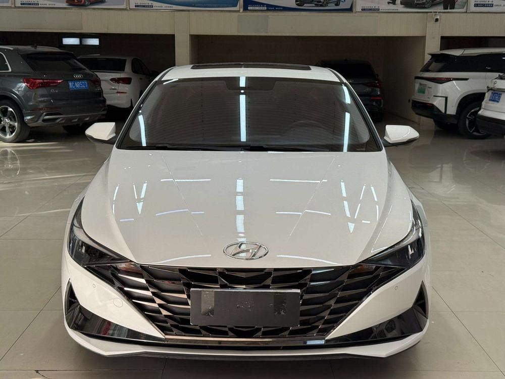 Hyundai Elantra 2022 — фото автомобиля 1
