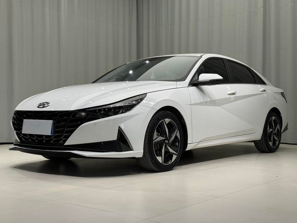 Hyundai Elantra 2022 — фото автомобиля 1
