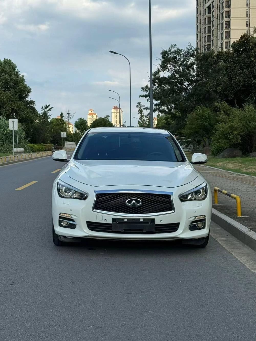 Infiniti Q50L 2016 — фото автомобиля